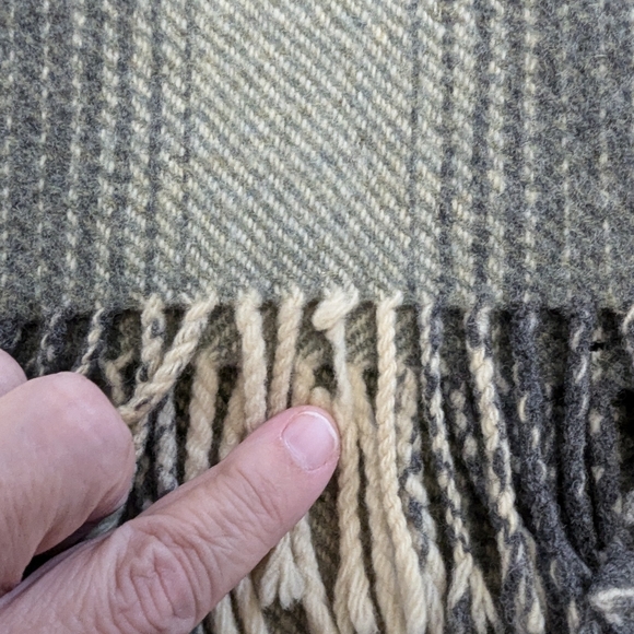 - All wool scarf. Made in Scotland for Eaton's of Canada. Fringed. Green T… - Picture 9 of 9